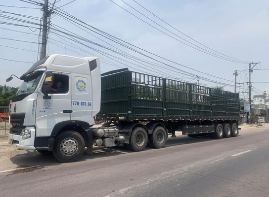 High Fence Semi Trailer for Customization 3 Axles 50-70 Tons Stake Type Fence Semi-Trailer
